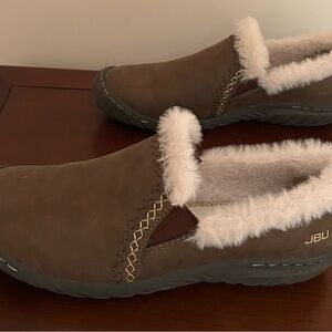 JBU Women's Tan Slip-On Slippers with Faux Fur
